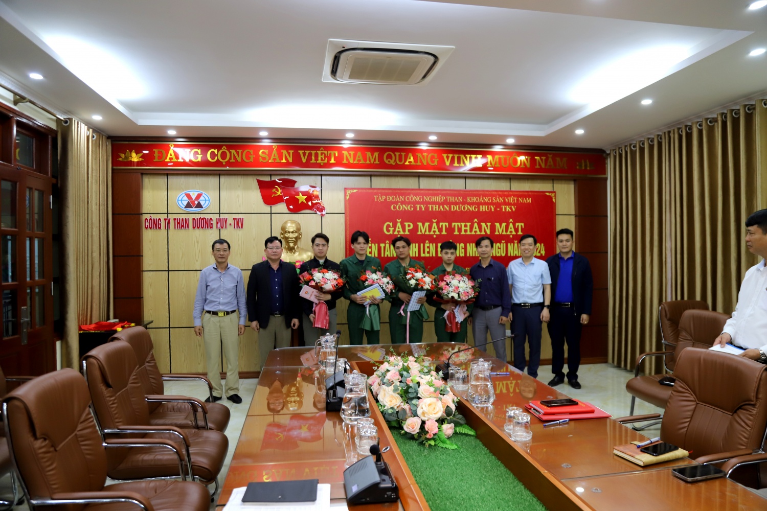 Tuổi trẻ TKV nô nức nhập ngũ bảo vệ Tổ quốc Tuổi trẻ TKV nô nức nhập ngũ bảo vệ Tổ quốc