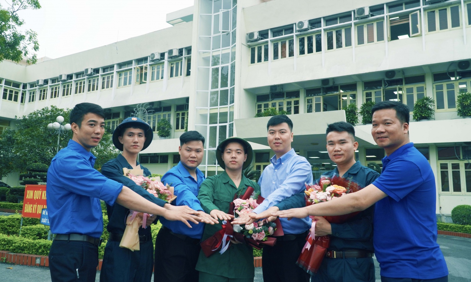 Tuổi trẻ TKV nô nức nhập ngũ bảo vệ Tổ quốc Tuổi trẻ TKV nô nức nhập ngũ bảo vệ Tổ quốc