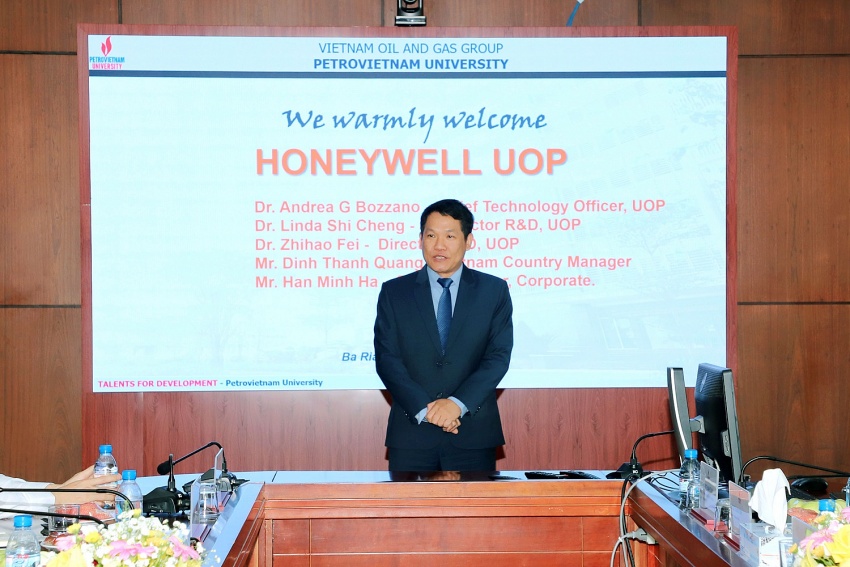 Honeywell UOP trao tặng học bổng cho 3 sinh viên xuất sắc PVU Honeywell UOP trao tặng học bổng cho 3 sinh viên xuất sắc PVU