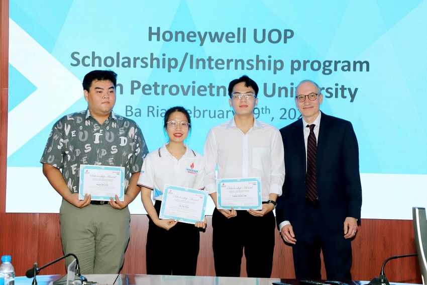 Honeywell UOP trao tặng học bổng cho 3 sinh viên xuất sắc PVU Honeywell UOP trao tặng học bổng cho 3 sinh viên xuất sắc PVU