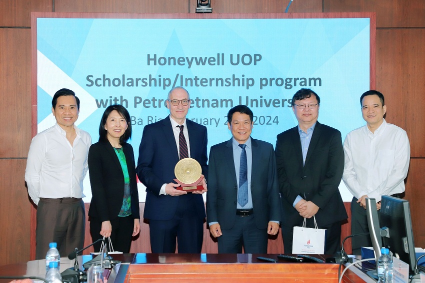 Honeywell UOP trao tặng học bổng cho 3 sinh viên xuất sắc PVU Honeywell UOP trao tặng học bổng cho 3 sinh viên xuất sắc PVU