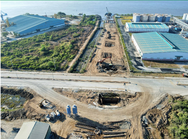 Cống hộp xả nước làm mát của Nhà máy Nhiệt điện Nhơn Trạch 3 và 4 đã không thể tiến hành thi công thừ cuối tháng 11/2023 do vướng 1 đoạn được bê tông giao cắt với Khu Công nghiệp Ông Kèo Cống hộp xả nước làm mát của Nhà máy Nhiệt điện Nhơn Trạch 3 và 4 đã không thể tiến hành thi công thừ cuối tháng 11/2023 do vướng 1 đoạn được bê tông giao cắt với Khu Công nghiệp Ông Kèo