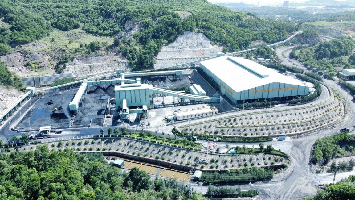 TKV TKV đã trồng trên 2.000 ha cây xanh trên bãi thải mỏ, riêng vùng Quảng Ninh trên 1.800 ha. TKV TKV đã trồng trên 2.000 ha cây xanh trên bãi thải mỏ, riêng vùng Quảng Ninh trên 1.800 ha.