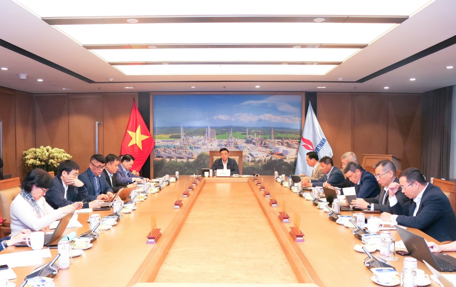 Petrovietnam tiếp tục bám sát các mục tiêu quản trị, nâng cao hiệu quả sản xuất kinh doanh năm 2024 Petrovietnam tiếp tục bám sát các mục tiêu quản trị, nâng cao hiệu quả sản xuất kinh doanh năm 2024