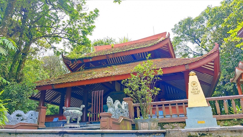 Chi bộ Chuyên môn dâng hương tại Đền thờ Chủ tịch Hồ Chí Minh - Vườn Quốc gia Ba Vì