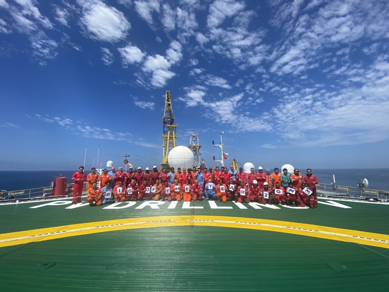 Người lao động PV Drilling trên giàn TAD – PV DRILLING V hân hoan chào đón giải thưởng “Rig of the Year”.