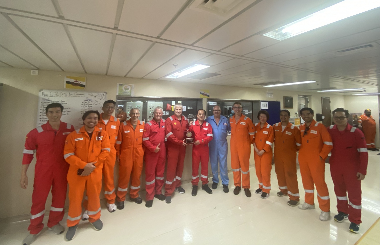 Phó Tổng giám đốc PV Drilling Đinh Quang Nhựt nhận biểu trưng từ Lãnh đạo BSP.