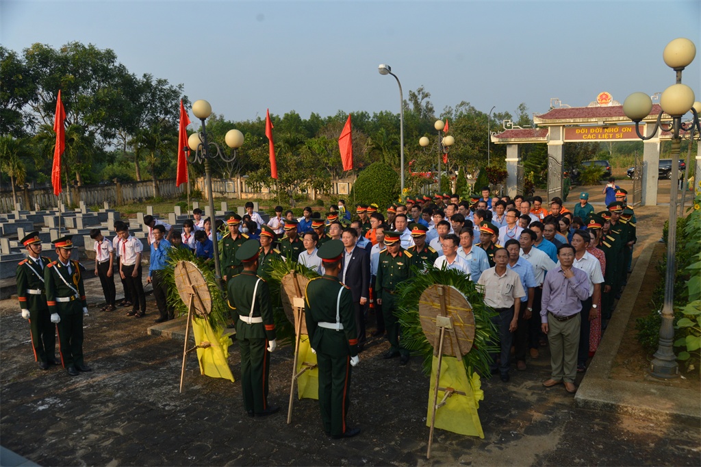 BSR tham dự lễ tưởng niệm các Anh hùng liệt sĩ tại nghĩa trang Vạn Tường