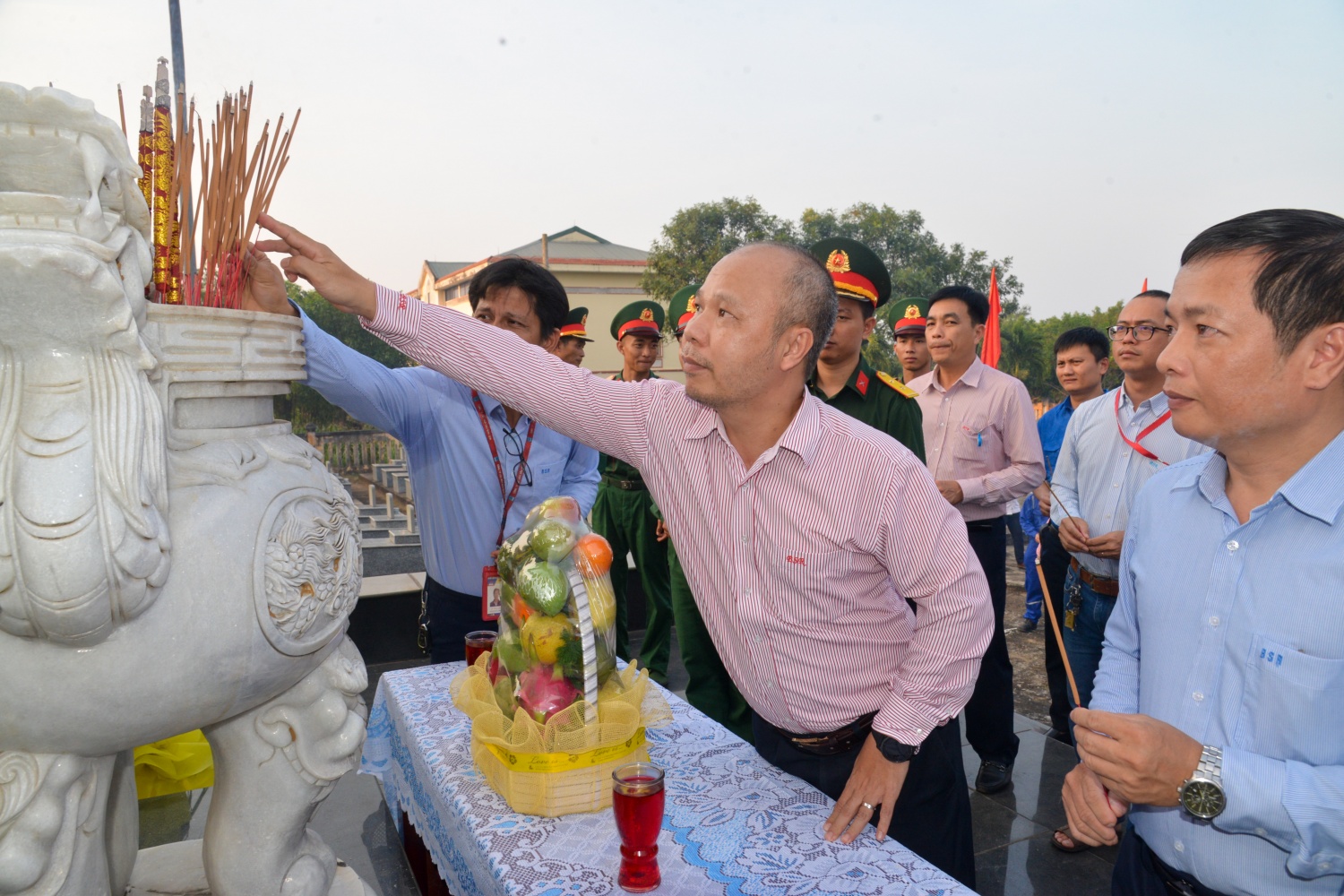 BSR tham dự lễ tưởng niệm các Anh hùng liệt sĩ tại nghĩa trang Vạn Tường
