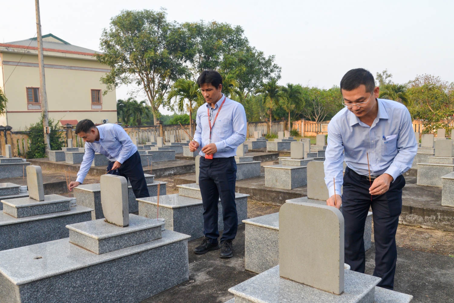 BSR tham dự lễ tưởng niệm các Anh hùng liệt sĩ tại nghĩa trang Vạn Tường