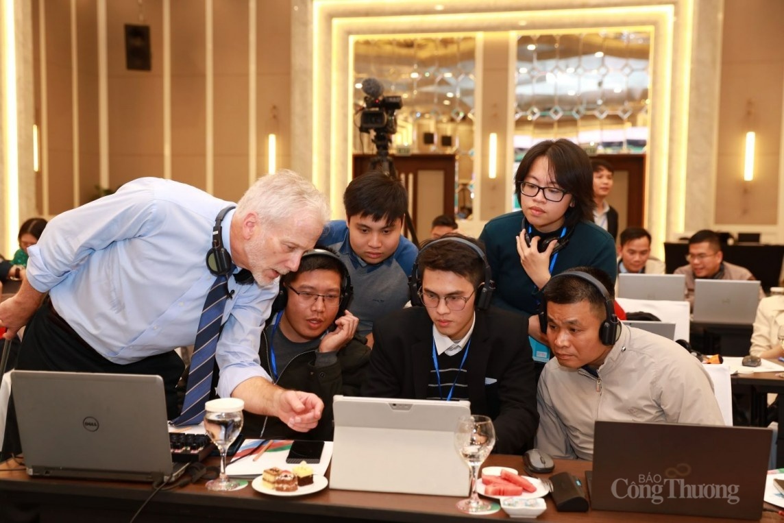 Ông Josh Margolis hướng dẫn doanh nghiệp tham gia thị trường các-bon mô phỏng bằng công cụ CarbonSim.