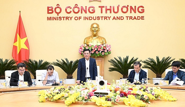 Bộ trưởng Bộ Công Thương Nguyễn Hồng Diên chủ trì cuộc họp..