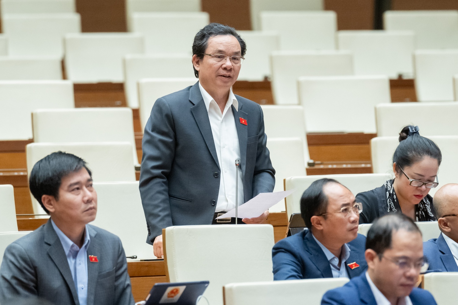 Đại biểu chất vấn về trách nhiệm xây dựng khung giá cho điện gió, điện mặt trời
