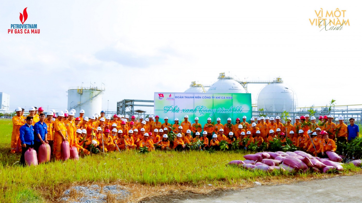 Ra quân trồng cây xanh làm đẹp cho công trình khí
