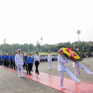 Đoàn Thanh niên Tập đoàn viếng Lăng Chủ tịch Hồ Chí Minh