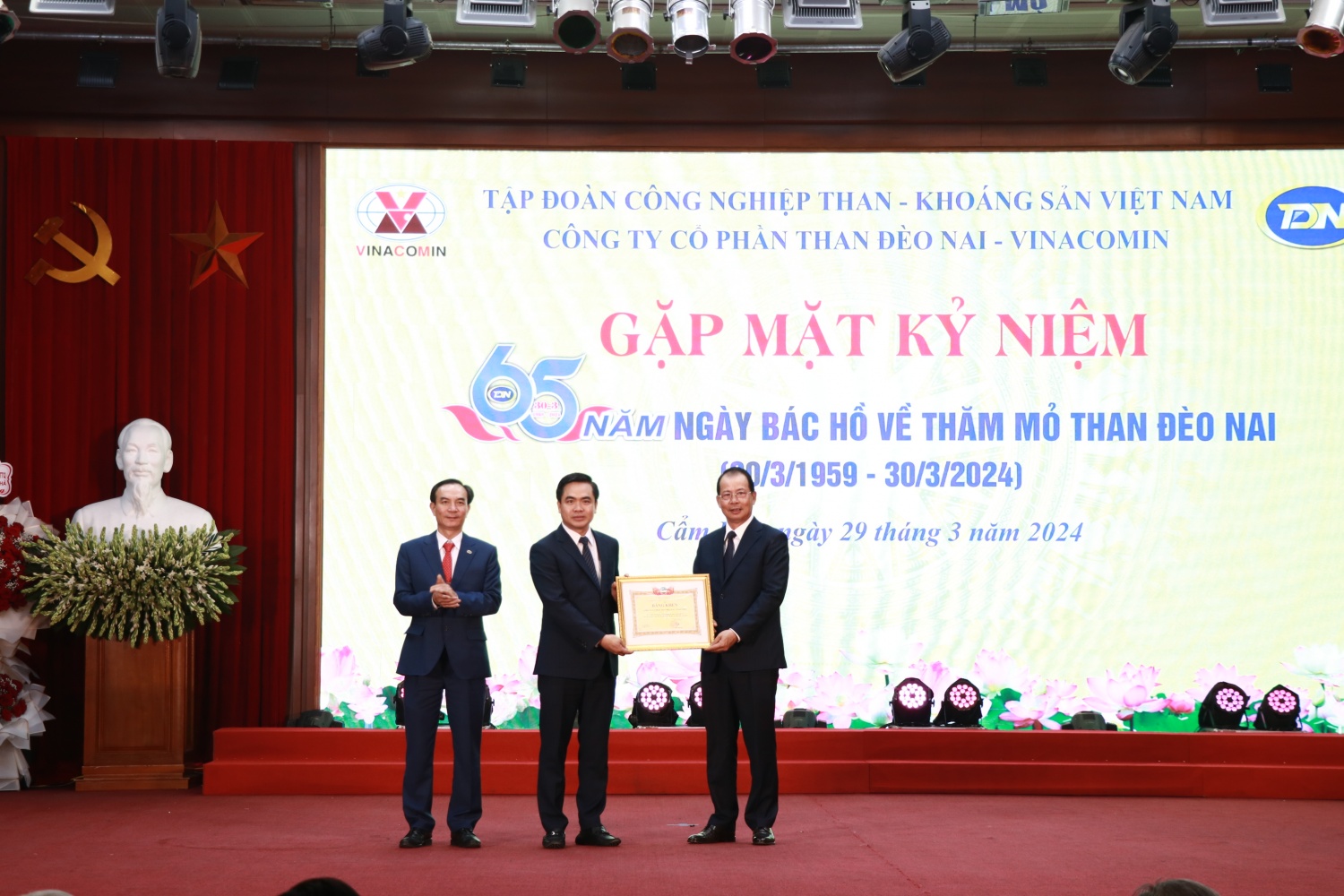 Thợ mỏ Than Đèo Nai 65 năm làm theo lời dạy của Bác Hồ kính yêu Than Đèo Nai 65 năm làm theo lời dạy của Bác Hồ