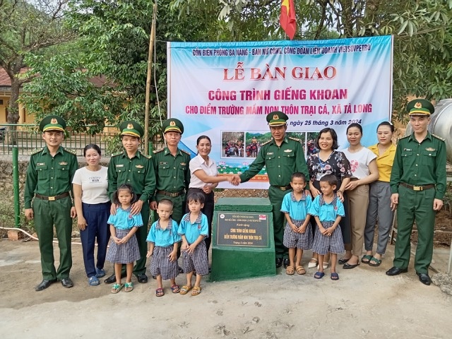 Giếng nước thiện tâm giữa vùng cát trắng gió Lào Giếng nước thiện tâm giữa vùng cát trắng gió Lào