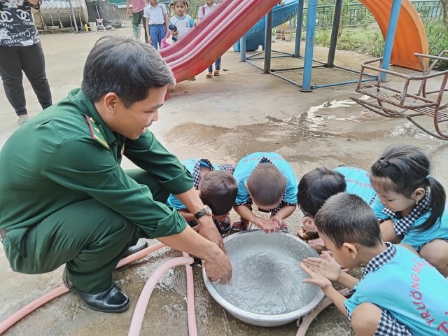 Giếng nước thiện tâm giữa vùng cát trắng gió Lào Giếng nước thiện tâm giữa vùng cát trắng gió Lào