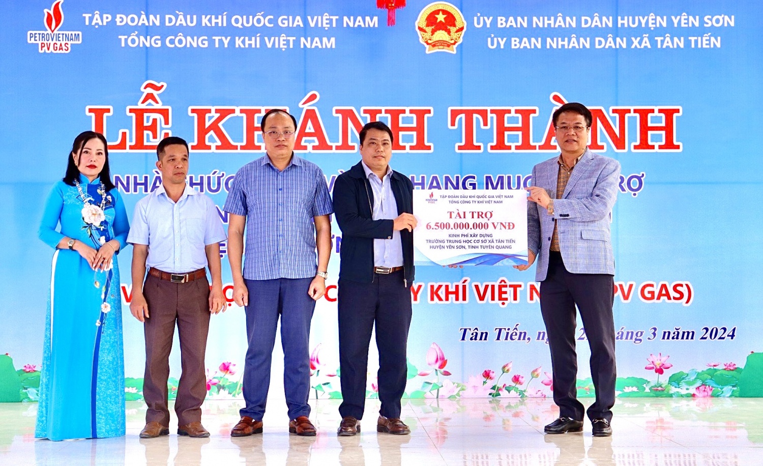 Đại diện PV GAS trao Biển chứng nhận tài trợ Đại diện PV GAS trao Biển chứng nhận tài trợ