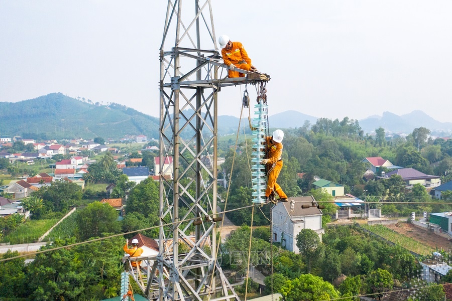 Kiểm tra vận hành đường dây truyền tải điện