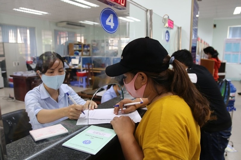 Tuy nhiên, cả 2 phương án được cơ quan soạn thảo đưa ra vẫn chưa cho thấy sự đảm bảo trong việc hạn chế được tình trạng rút BHXH một lần - Ảnh minh họa: ITN Tuy nhiên, cả 2 phương án được cơ quan soạn thảo đưa ra vẫn chưa cho thấy sự đảm bảo trong việc hạn chế được tình trạng rút BHXH một lần - Ảnh minh họa: ITN