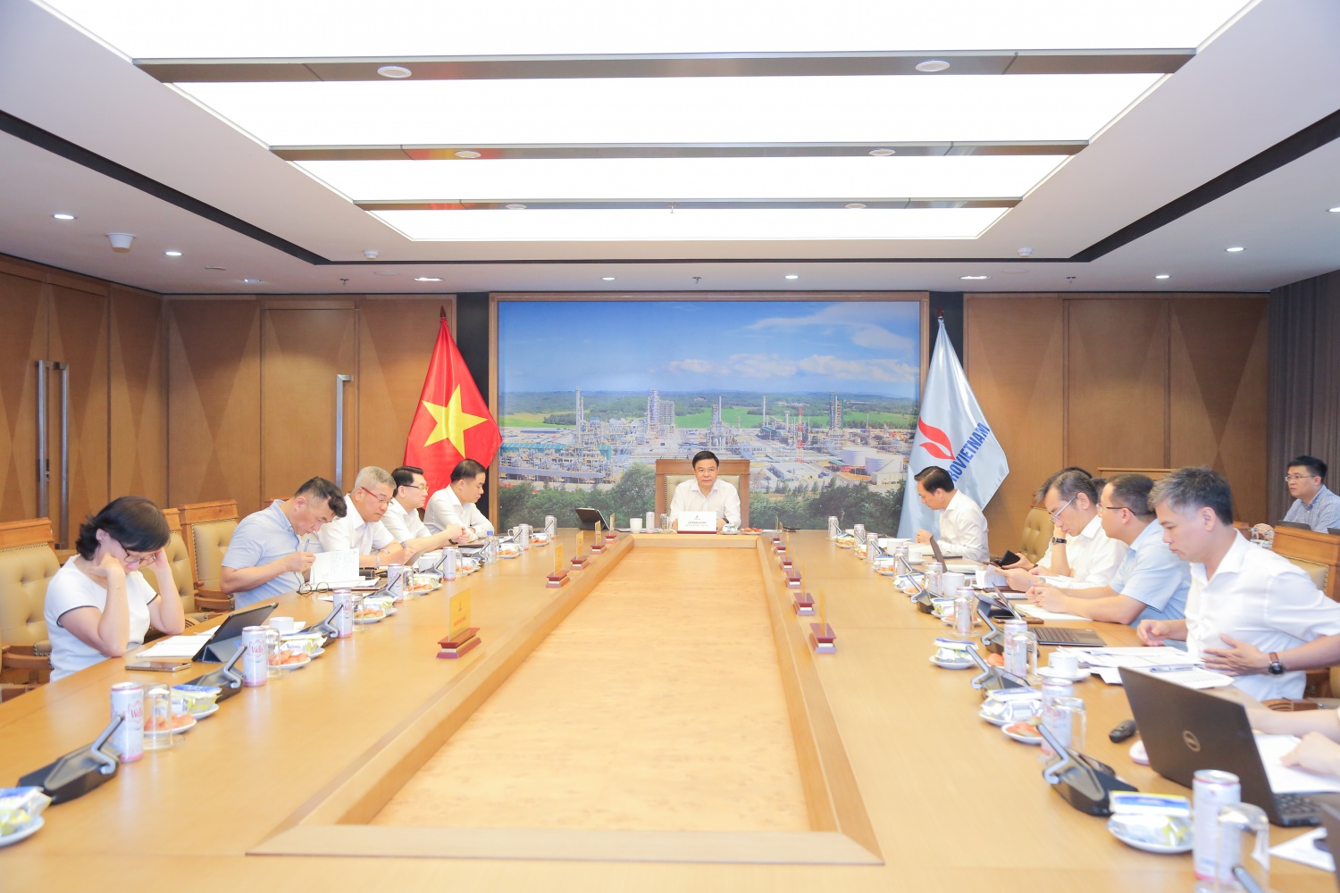 Petrovietnam tập trung kiểm soát tiến độ triển khai các dự án trọng điểm