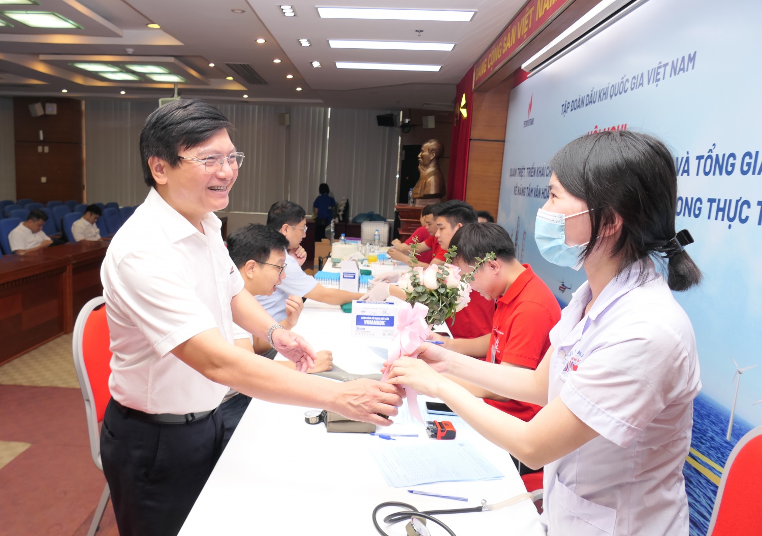 Petrovietnam tổ chức chương trình hiến máu nhân đạo “Nhiệt huyết người Dầu khí” Petrovietnam tổ chức chương trình hiến máu nhân đạo “Nhiệt huyết người Dầu khí”