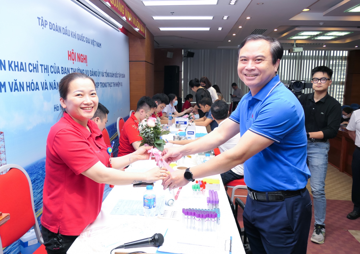 Petrovietnam tổ chức chương trình hiến máu nhân đạo “Nhiệt huyết người Dầu khí” Petrovietnam tổ chức chương trình hiến máu nhân đạo “Nhiệt huyết người Dầu khí”