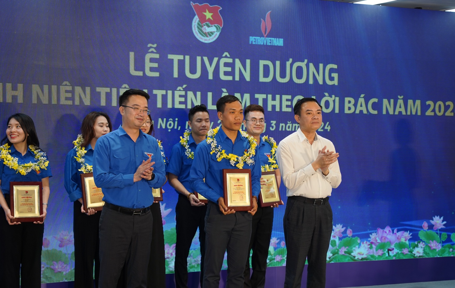 Đồng chí Nguyễn Hoàng Văn nhận vinh danh Cán bộ Đoàn tiêu biểu Đồng chí Nguyễn Hoàng Văn nhận vinh danh Cán bộ Đoàn tiêu biểu
