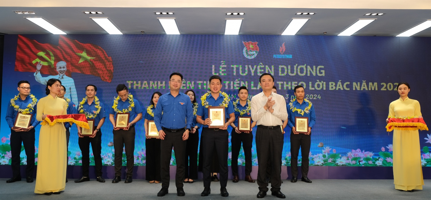 Đồng chí Trần Anh Khoa nhận vinh danh Cán bộ Đoàn tiêu biểu Đồng chí Trần Anh Khoa nhận vinh danh Cán bộ Đoàn tiêu biểu