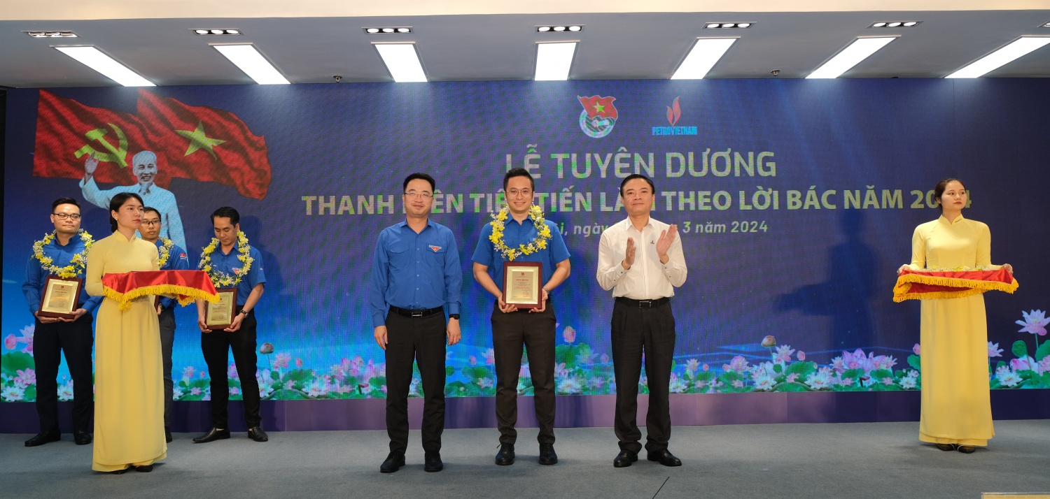 Đồng chí Trần Quang Tùng nhận vinh danh Nhà quản lý trẻ tiêu biểu Đồng chí Trần Quang Tùng nhận vinh danh Nhà quản lý trẻ tiêu biểu