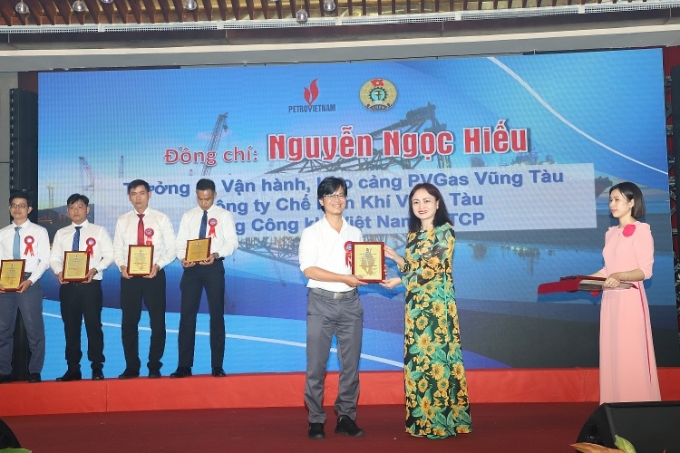 Lãnh đạo CĐ DKVN khen thưởng NLĐ Dầu khí tiêu biểu năm 2023 Lãnh đạo CĐ DKVN khen thưởng NLĐ Dầu khí tiêu biểu năm 2023