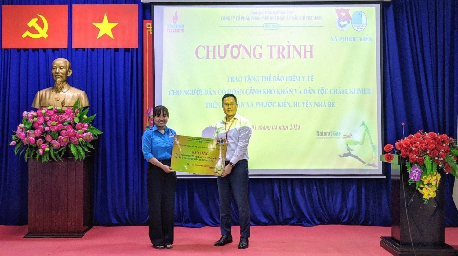 Ông Nguyễn Nhật Quốc Toản – Phó Giám đốc Công ty trao tặng biểu trưng chương trình “Tuyến hẻm năng lượng mặt trời” cho xã Phước Kiển Ông Nguyễn Nhật Quốc Toản – Phó Giám đốc Công ty trao tặng biểu trưng chương trình “Tuyến hẻm năng lượng mặt trời” cho xã Phước Kiển