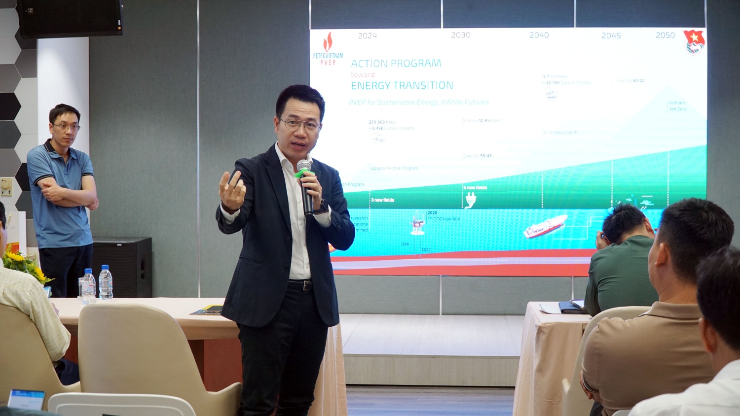 Phó Tổng Giám đốc PVEP Ngô Khánh Xạ trao đổi thảo luận với NLĐ về chương trình hành động CDNL của PVEP 