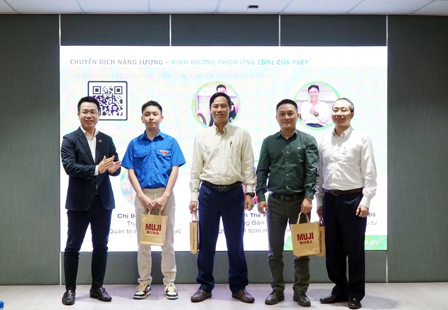 Phó Tổng Giám đốc PVEP Ngô Khánh Xạ tặng quà cho diễn giả và lao động trẻ của PVEP