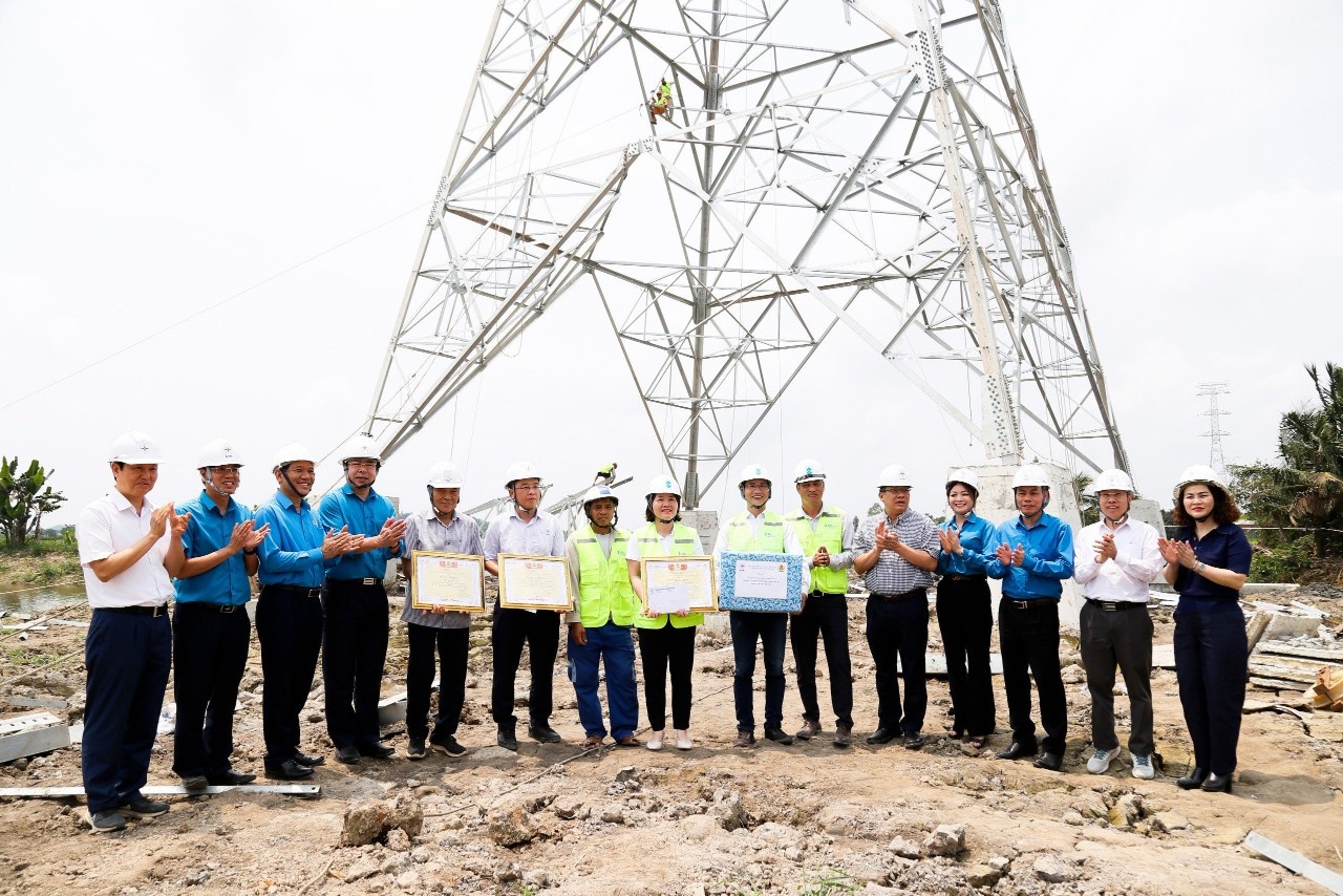Khen thưởng đột xuất tại công trường thi công đúc móng Dự án đường dây 500kV mạch 3 Khen thưởng đột xuất tại công trường thi công đúc móng Dự án đường dây 500kV mạch 3