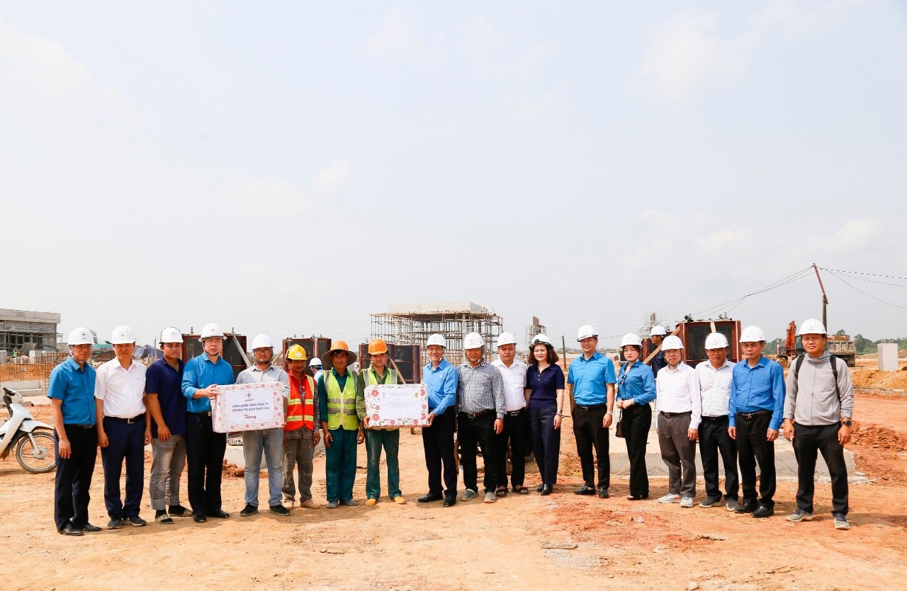 Khen thưởng đột xuất tại công trường thi công đúc móng Dự án đường dây 500kV mạch 3 Khen thưởng đột xuất tại công trường thi công đúc móng Dự án đường dây 500kV mạch 3