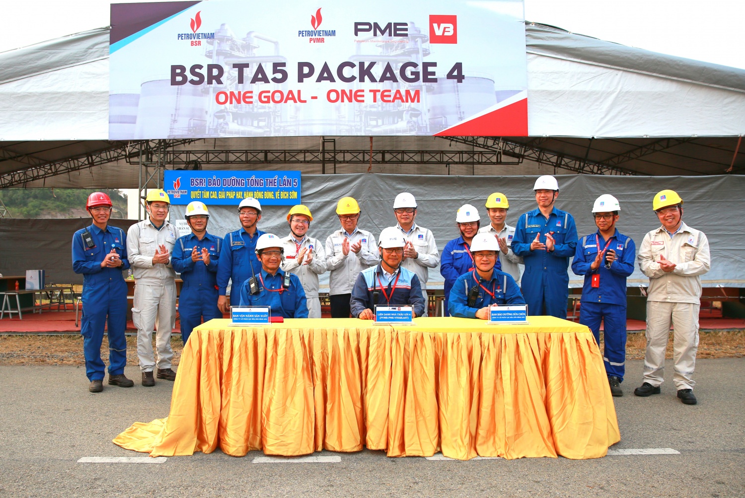 Những người làm việc dưới lòng đất trong BDTT lần 5 NMLD Dung Quất