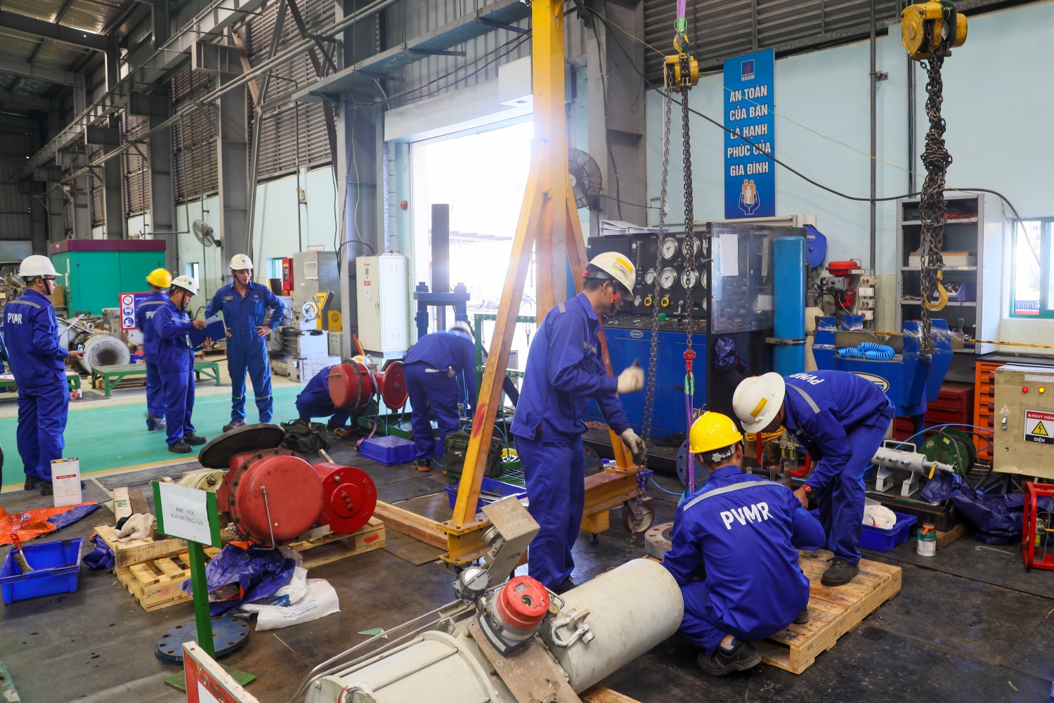 Những người làm việc dưới lòng đất trong BDTT lần 5 NMLD Dung Quất