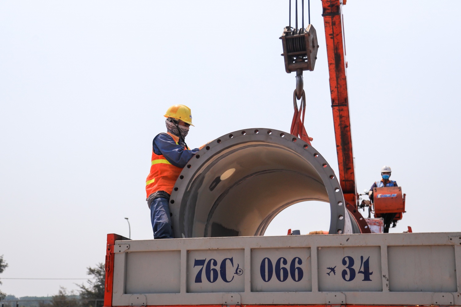Những người làm việc dưới lòng đất trong BDTT lần 5 NMLD Dung Quất