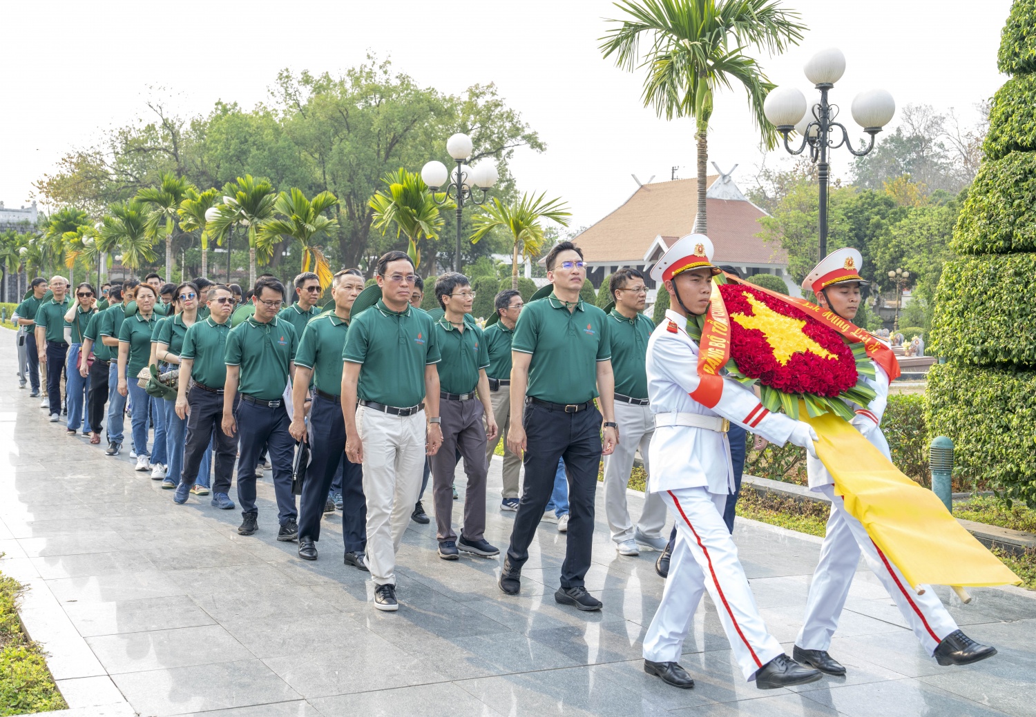 Đoàn cán bộ về nguồn đến viếng Nghĩa trang liệt sĩ A1 Đoàn cán bộ về nguồn đến viếng Nghĩa trang liệt sĩ A1