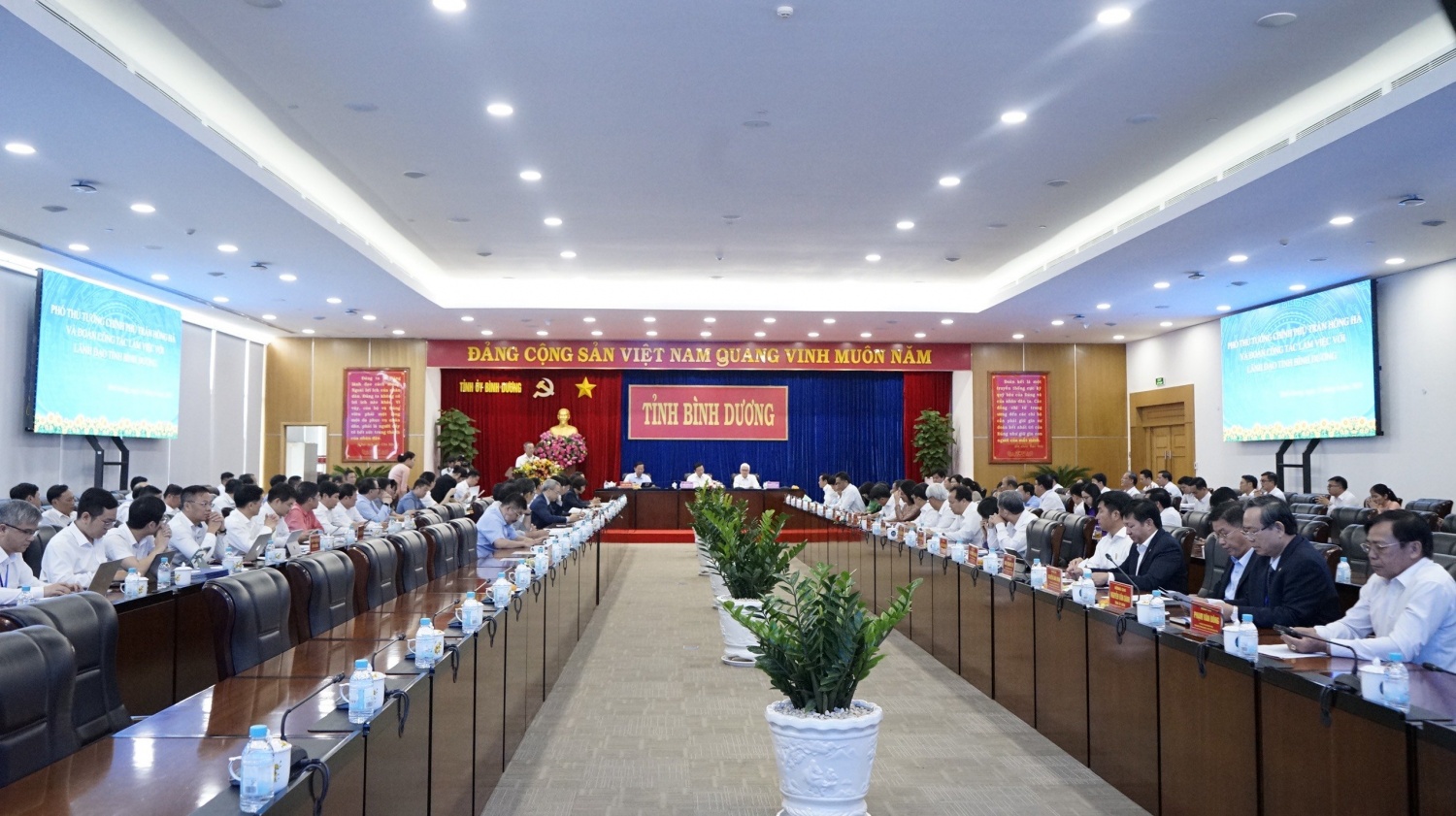 Phó Thủ tướng Trần Hồng Hà: Phát triển năng lượng mặt trời cần đảm bảo an toàn hệ thống điện