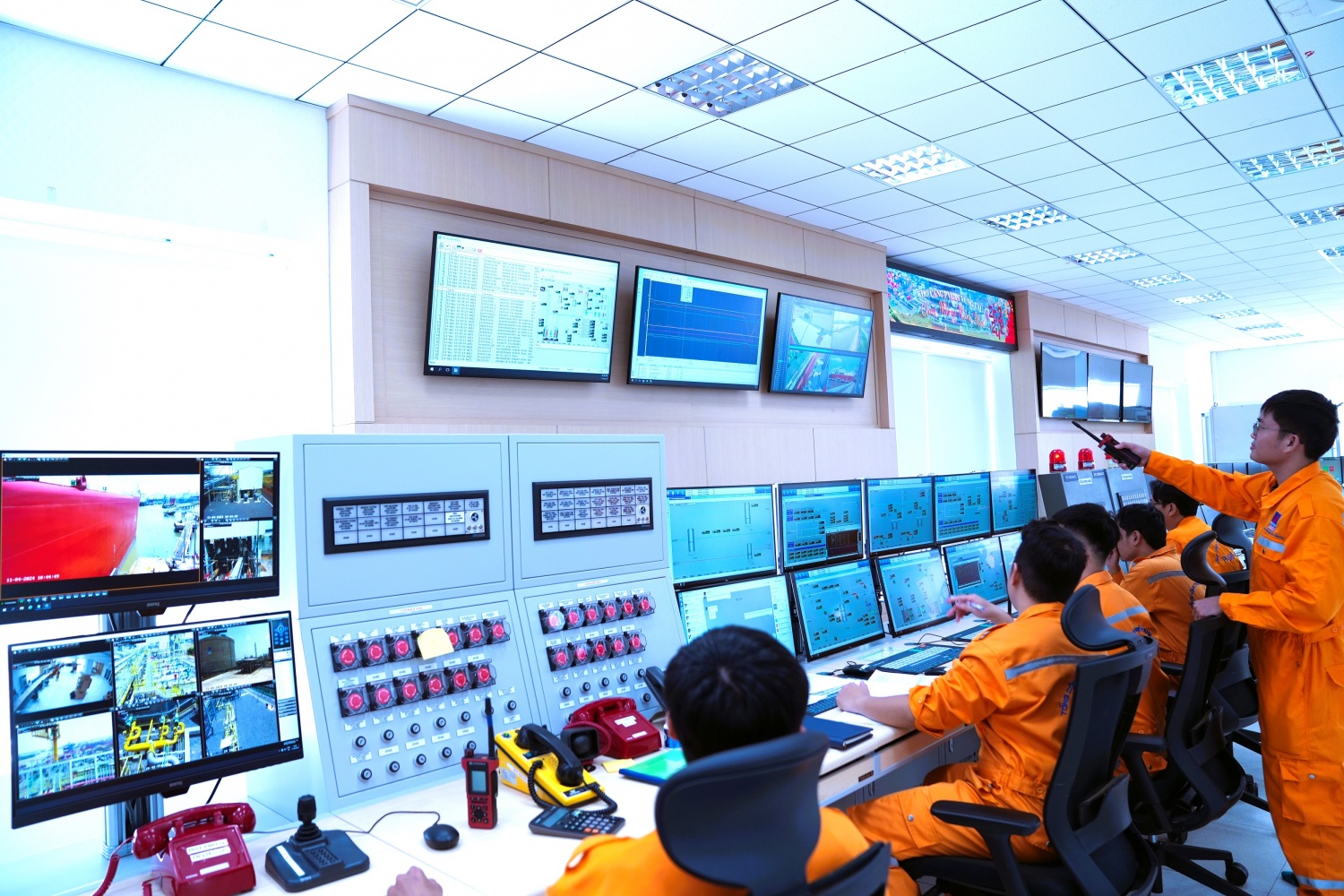 CBCNV PV GAS tại phòng điều khiển trung tâm Kho LNG Thị Vải CBCNV PV GAS tại phòng điều khiển trung tâm Kho LNG Thị Vải