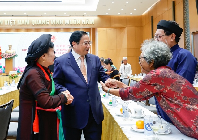 Thủ tướng gặp mặt các già làng, trưởng bản, nghệ nhân, người có uy tín Thủ tướng gặp mặt các già làng, trưởng bản, nghệ nhân, người có uy tín