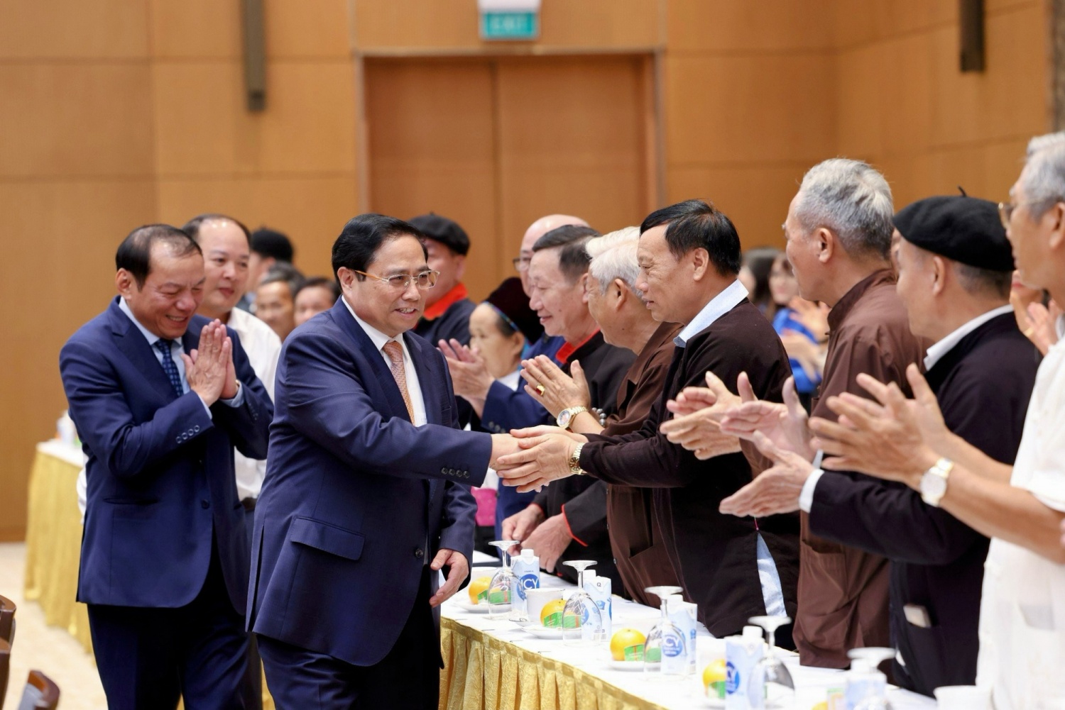 Thủ tướng gặp mặt các già làng, trưởng bản, nghệ nhân, người có uy tín Thủ tướng gặp mặt các già làng, trưởng bản, nghệ nhân, người có uy tín