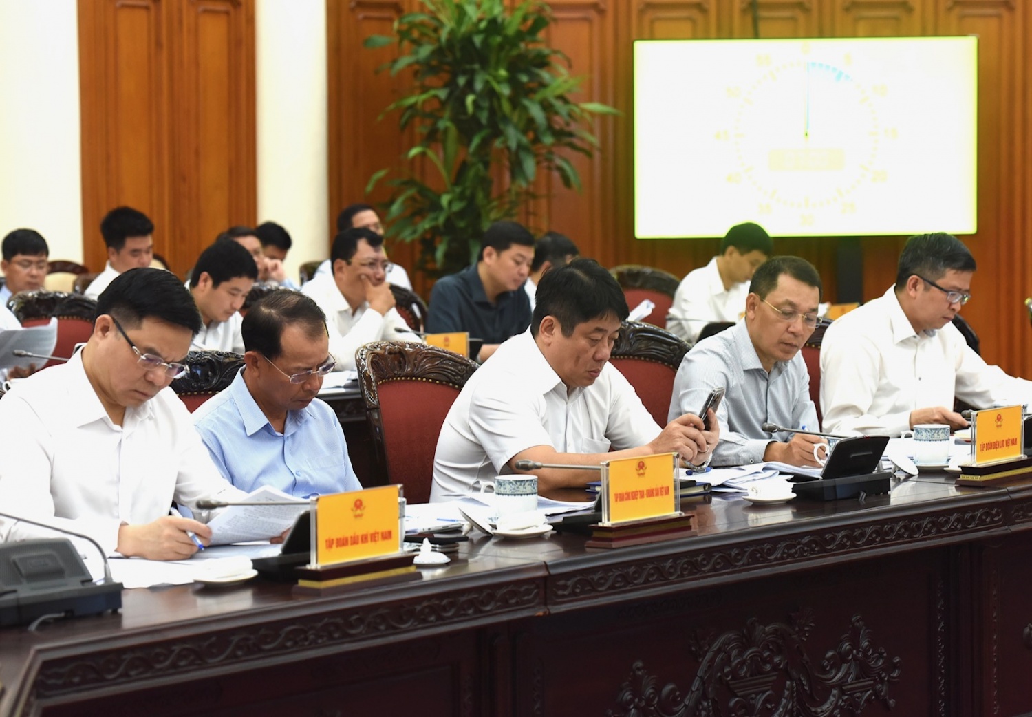 Kiên quyết không để thiếu điện cho sản xuất, kinh doanh và sinh hoạt của nhân dân