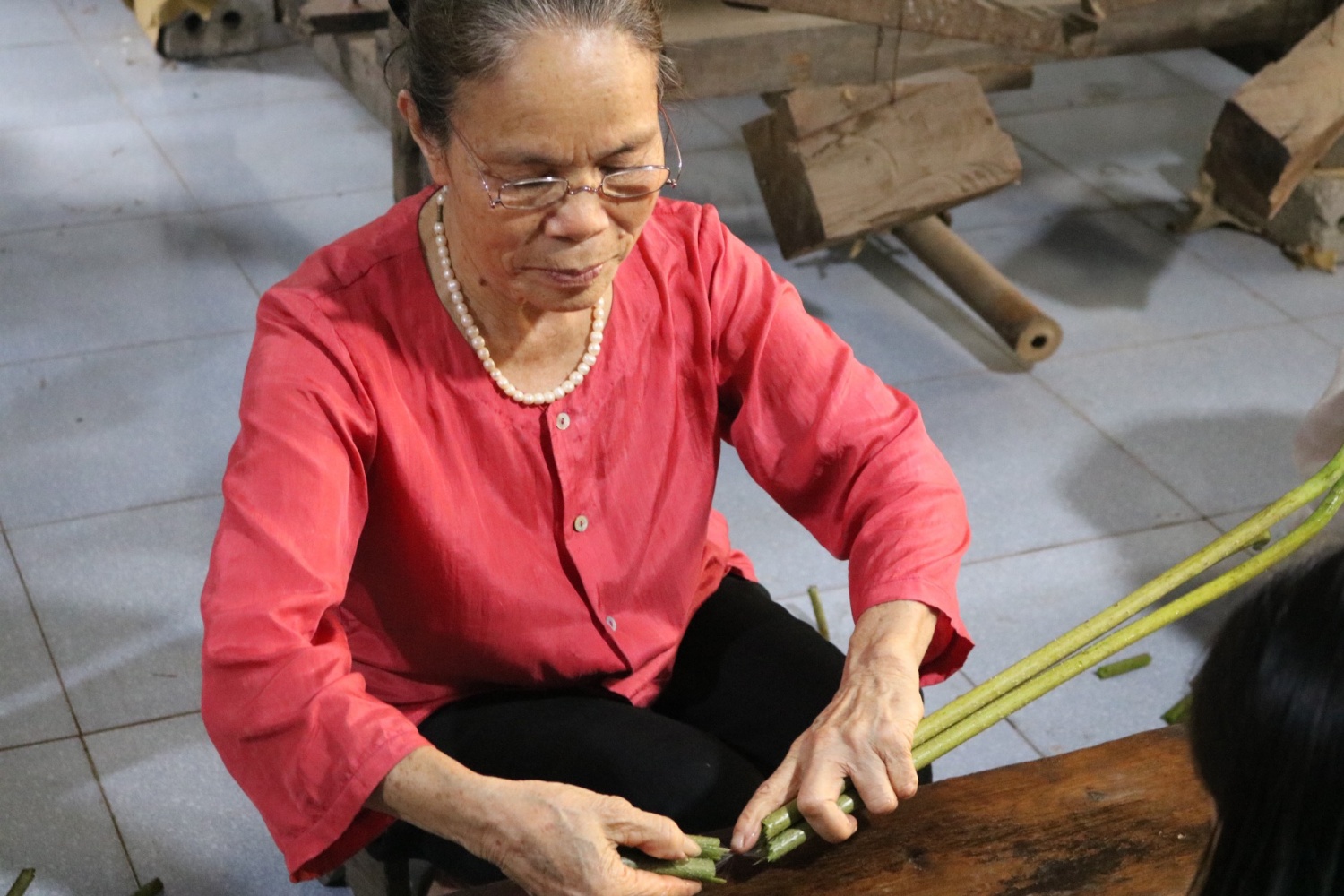 Nghệ nhân ưu tú Phan Thị Thuận. Ảnh: VGP/ Minh Thúy Nghệ nhân ưu tú Phan Thị Thuận. Ảnh: VGP/ Minh Thúy