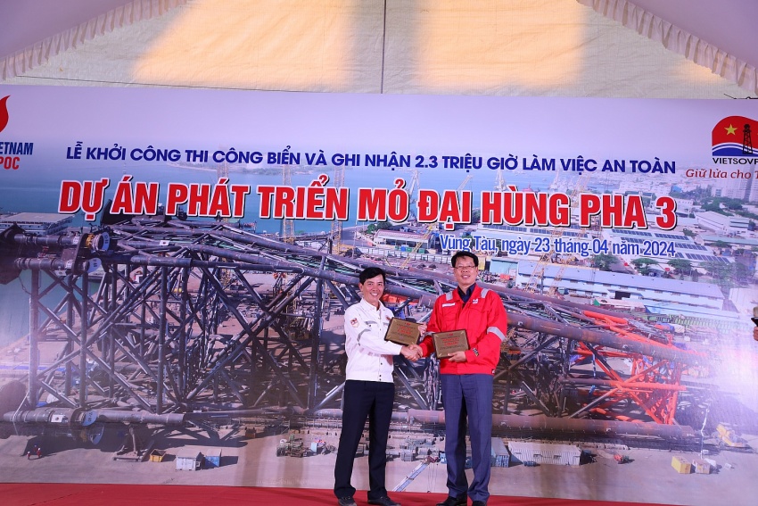 Khởi công thi công biển và ghi nhận 2,3 triệu giờ an toàn Dự án phát triển mỏ Đại Hùng pha 3 Khởi công thi công biển và ghi nhận 2,3 triệu giờ an toàn Dự án phát triển mỏ Đại Hùng pha 3