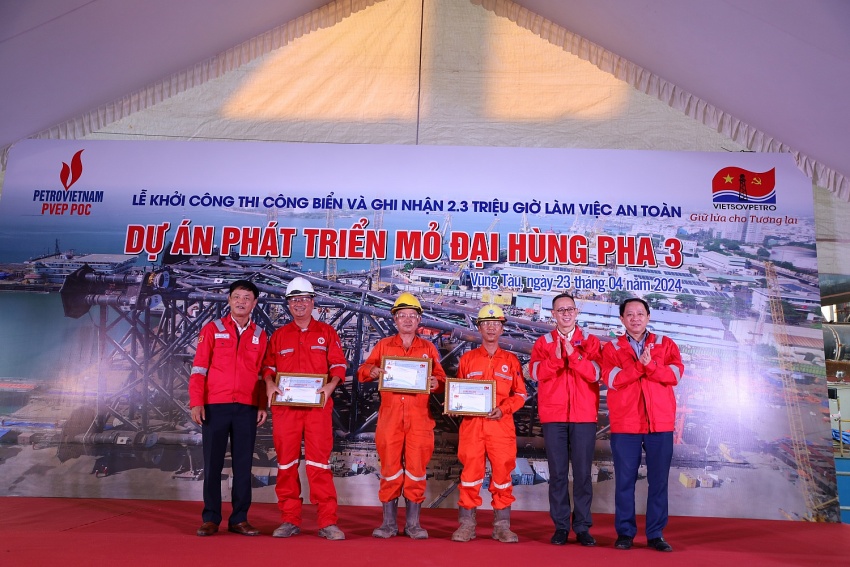 Khởi công thi công biển và ghi nhận 2,3 triệu giờ an toàn Dự án phát triển mỏ Đại Hùng pha 3 Khởi công thi công biển và ghi nhận 2,3 triệu giờ an toàn Dự án phát triển mỏ Đại Hùng pha 3