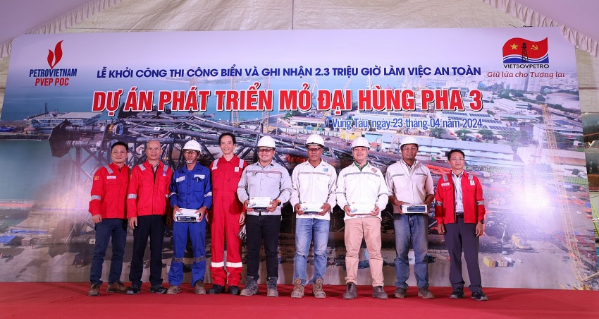Khởi công thi công biển và ghi nhận 2,3 triệu giờ an toàn Dự án phát triển mỏ Đại Hùng pha 3 Khởi công thi công biển và ghi nhận 2,3 triệu giờ an toàn Dự án phát triển mỏ Đại Hùng pha 3